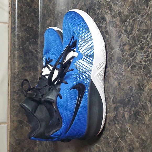 SOLD**Nike Kyrie Flytrap Hyper Colbalt sz 9 - Picture 2 of 10